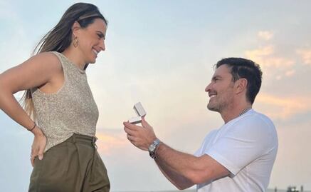 Julián Gil y Valeria Marín se comprometen en pleno desierto de Qatar