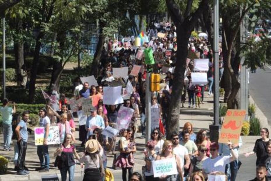 Mujeres protestan contra Trump en la Embajada de EU
