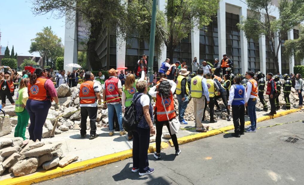 Elementos de Protección Civil realizan el rescate de personas atrapadas tras el colapso de techos de edificios en la Ciudad Judicial como parte del Primer Simulacro Nacional 2025 en la Ciudad de México, el 29 de abril de 2025. Foto: Francisco Rodríguez/EL UNIVERSAL