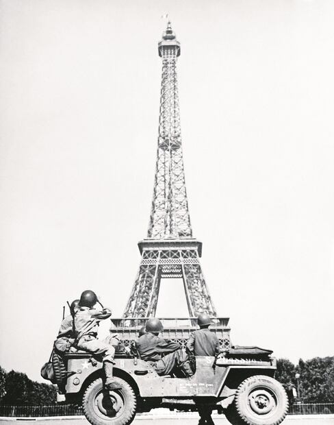 Soldados estadounidenses admiran la Torre Eiffel, tras la liberación de París, el 25 de agosto de 1944. Foto: Archivo AFP