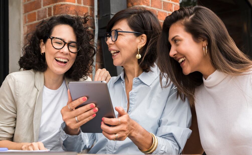 Laboratoria ofrece capacitación gratuita en IA a mujeres que buscan empleo. Imagen: Magnific