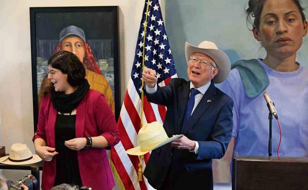 De buen humor, Ken Salazar rifó entre los asistentes a su última conferencia de prensa como embajador de EU en México algunos de los sombreros texanos que usó durante su estancia en el país. Foto: Diego Simón Sánchez | El Universal (07/01/2025)