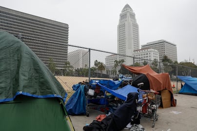 Ciudades de EU podrán prohibir que personas sin hogar duerman al aire libre, determina Corte Suprema