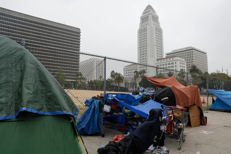 Un campamento sin hogar bordea la calle cerca del Ayuntamiento de los Ángeles en los Ángeles, California, EE.UU., 22 de abril de 2024. Foto: EFE/EPA/CAROLINE BREHMAN