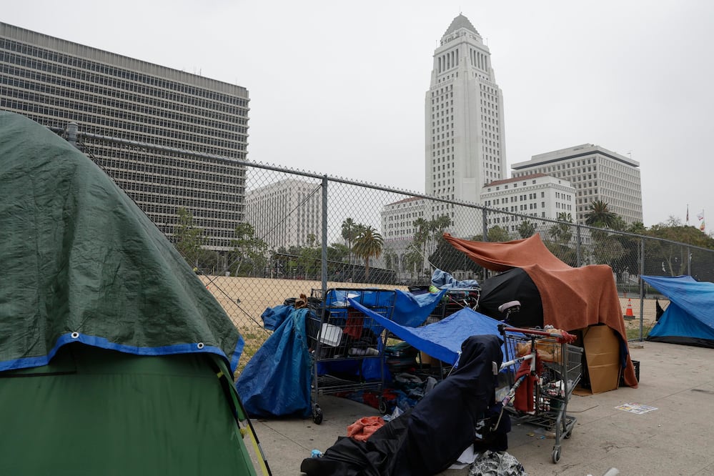Un campamento sin hogar bordea la calle cerca del Ayuntamiento de los Ángeles en los Ángeles, California, en abril de 2024. Foto: EFE