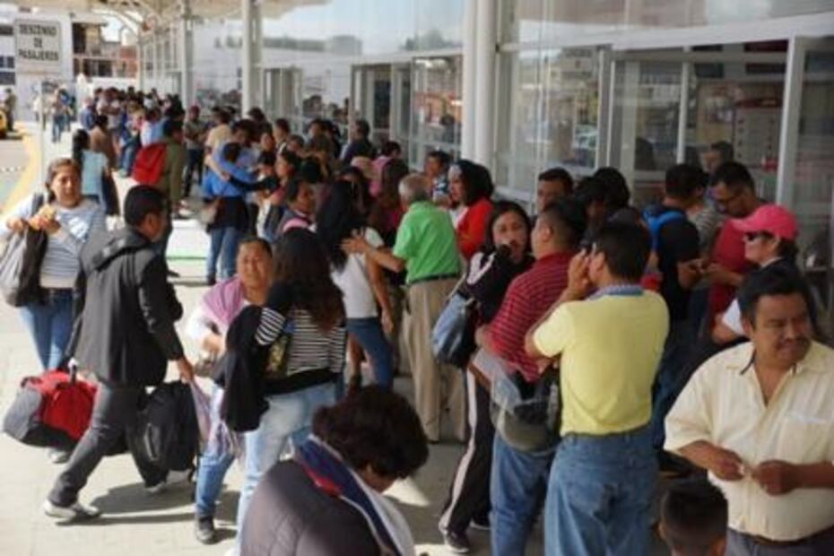 Sección 22 del SNTE bloquean acceso a terminal de autobuses en Oaxaca