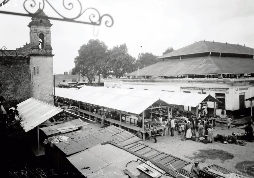 Mercado San Lucas, construido en 1880 frente a la capilla del mismo nombre, junto al rastro de San Antonio. Frida Kahlo menciona que el accidente de 1925 sucedió frente a este lugar. Cortesía SINAFO/INAH