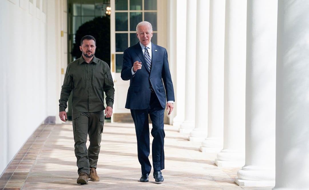 El presidente ucraniano Volodimir Zelensky camina con el mandatario estadounidense Joe Biden durante una visita a la Casa Blanca. Foto: AFP