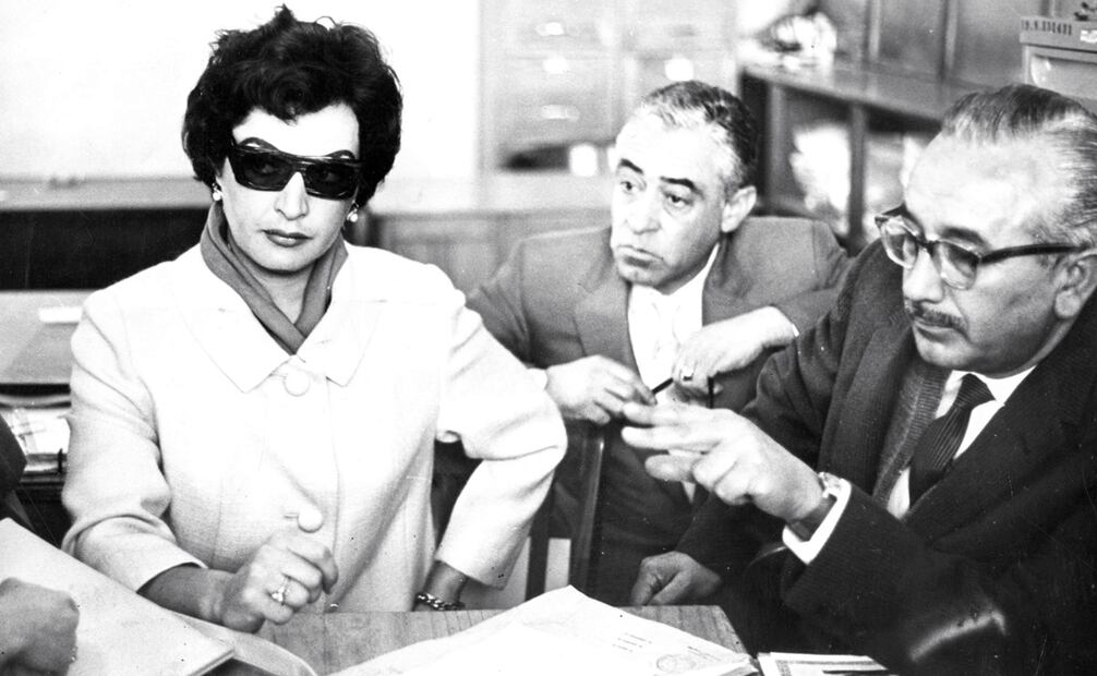 Elsa Aguirre en la Procuraduría del Distrito Federal, a comienzos de 1960, para denunciar agresiones de su entonces esposo Armando Rodríguez Morado. Según declaró a las autoridades, su cónyuge, la golpeó y amenazó de muerte. Foto: ESPECIAL.