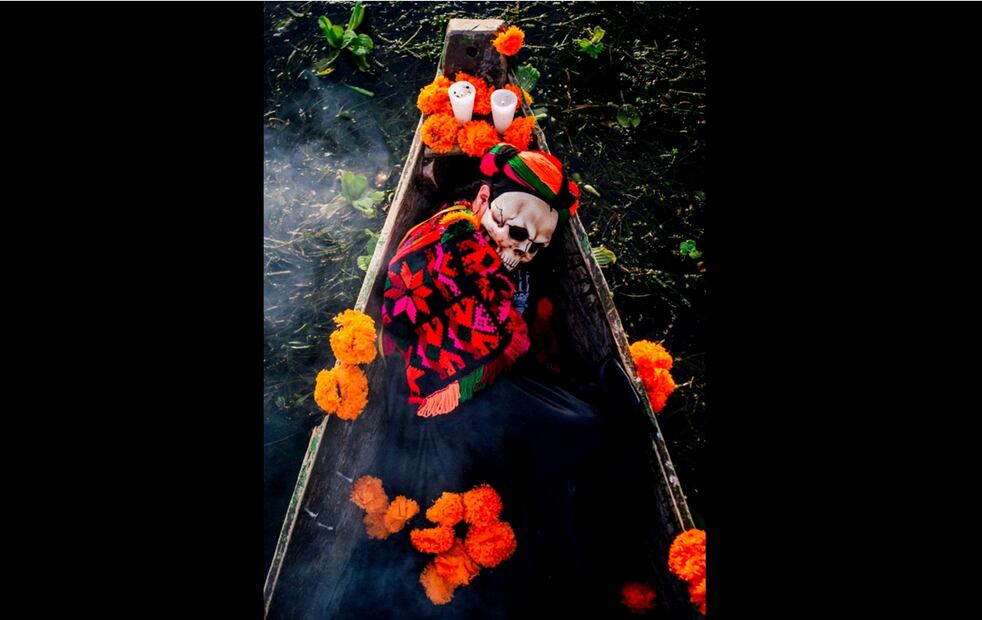En los últimos cuatro años Xermen se ha dedicado a documentar el Xantolo a través de la fotografía en uno de los municipios con la tradición “más pura” San Vicente Tancuayalab, San Luis Potosí, lo que para él ha sido todo un descubrimiento, como llegar a las “entrañas” y mostrar más allá del color, las danzas, los sones, las máscaras y trajes que lucen los “huehues” y “coles” que protagonizan la festividad. Foto: Xermen Jonguitud