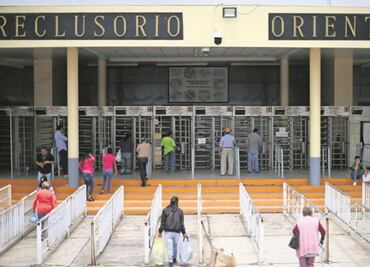 Feministas protestan frente al Reclusorio Oriente por liberación de un presunto violador