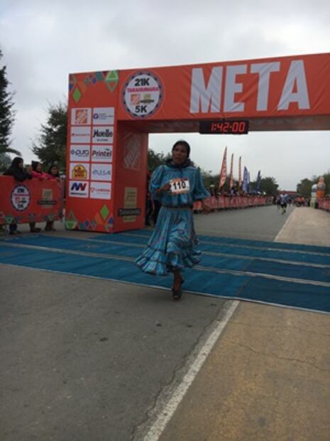 Tarahumara ganador de maratón diseña su propia medalla