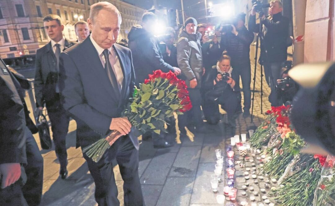 El presidente ruso, Vladimir Putin, acudió en la noche a depositar flores afue ra de la estación Tejnologuicheskiy Institut. FOTO: DMITRI LOVETSKY. AP