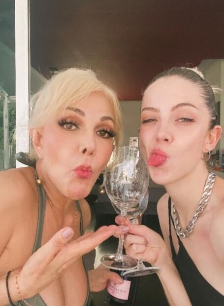 Olivia Collins y su hija ¡parecen hermanas!; se divierten en piscina y levantan suspiros