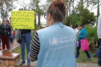 Trabajadores de la ONU se manifiestan por recortes de personal; varias agencias han despedido a miles de empleados