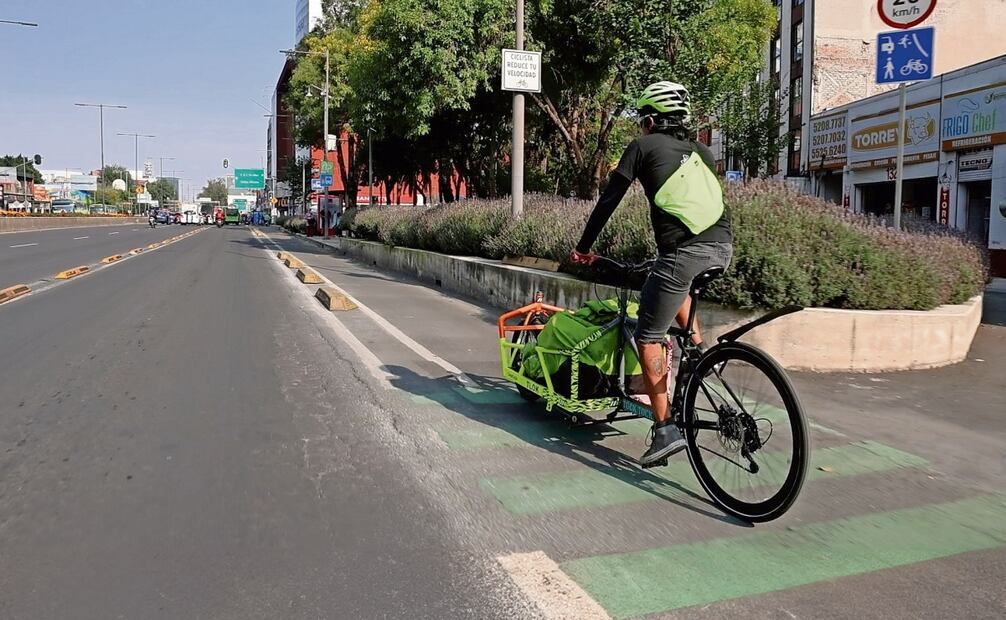 “Nos falta un poquito de cultura a los automovilistas y a los ciclistas. A veces yo sí me he metido en sentido contrario o me he salido de la ciclovía y me he tenido que atravesar entre los coches, pero también no hay ciclovías en todos lados”, aseguró Eliazar. Foto: Diego Prado Archivo/EL UNIVERSAL