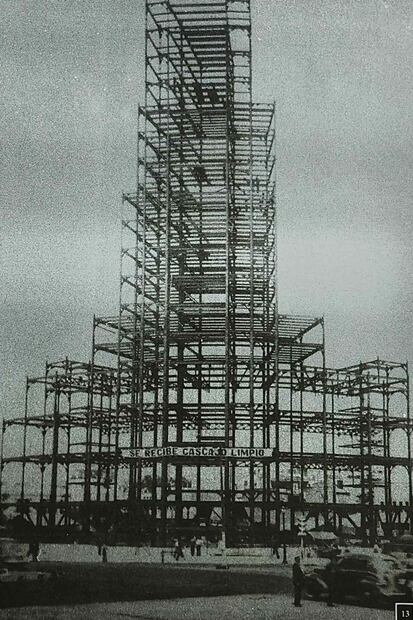 Ciudad de México, 18 de septiembre 2024. Edificio "El Moro" durante sus primeros años de construcción, tomado del libro "Lotería Nacional Páginas de su Historia". Foto: Berenice Fregoso/EL UNIVERSAL