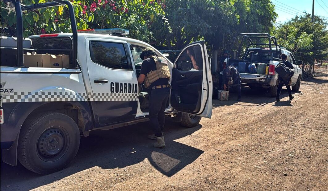 Habitantes de comunidades rurales de Apatzingán y Buenavista retornan a sus casas al ver la presencia de fuerzas estatales y federales. Foto: Carlos Arrieta/EL UNIVERSAL