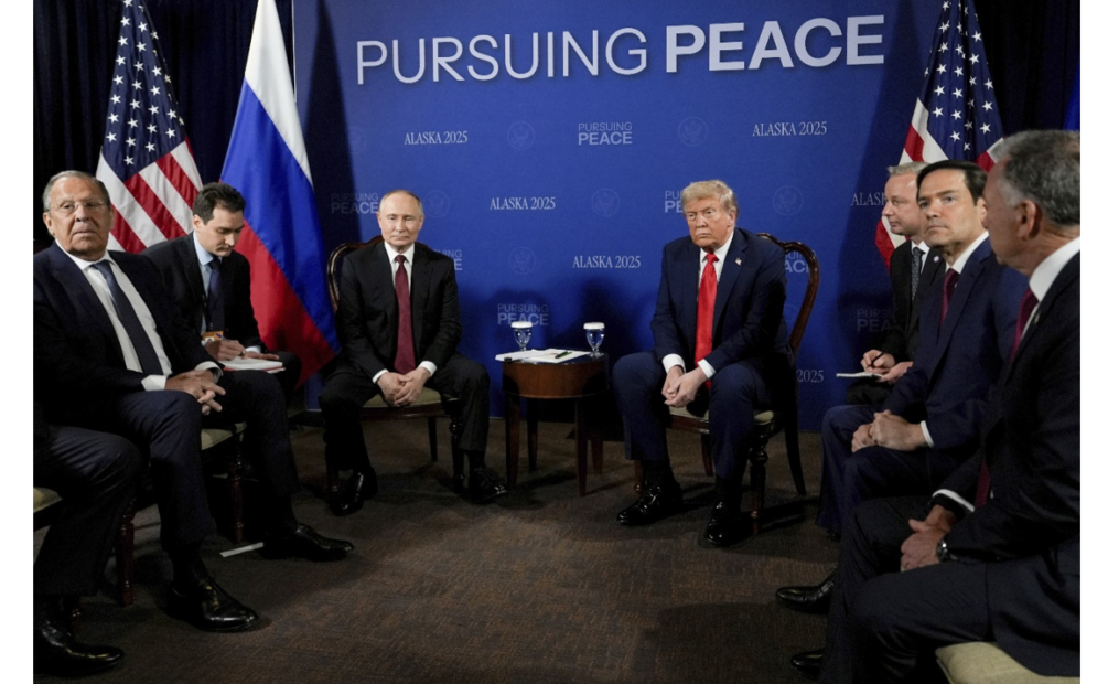 Donald Trump se reunió con el presidente de Rusia, Vladimir Putin en la base Elmendorf-Richardson en Alaska. A la izquierda el Ministro de Relaciones Exteriores, Lavrov y a la derecha el Secretario de Estado de EU, Marco Rubio.
Foto: AP/Julia Demaree Nikhinson