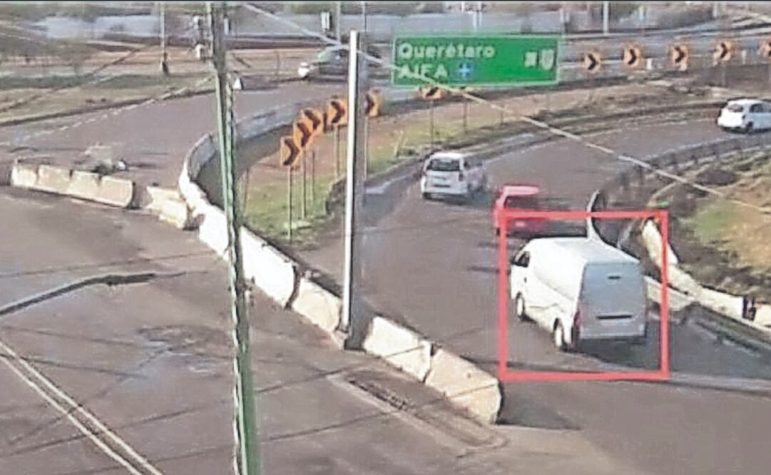 Las cámaras captaron el momento en el que la camioneta tomó dirección hacia el AIFA. Foto Especial