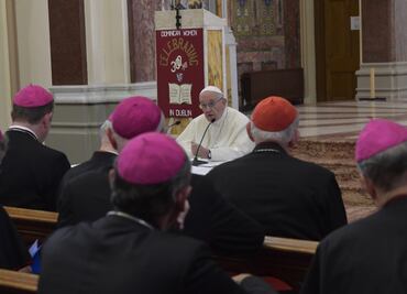 Papa insiste en que Iglesia remedie errores por casos de abusos en Irlanda