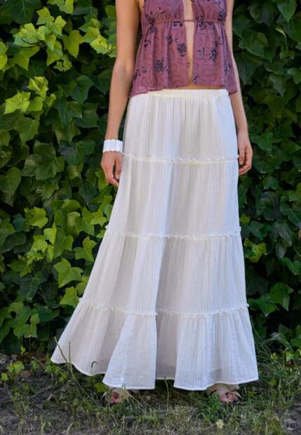 Falda midi fluida blanca con cintura elástica y forro interior combinado. Foto: Stradivarius
