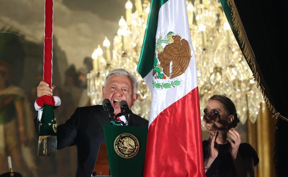 AMLO ladeando bandera. Foto: Diego Simón Sánchez / EL UNIVERSAL