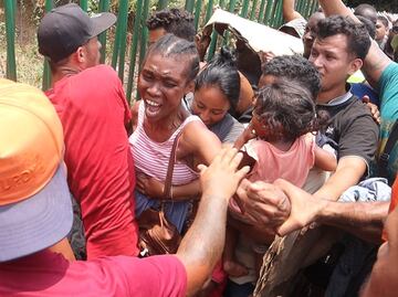 Con escupitajos, golpes y empujones, migrantes se pelean por obtener documento migratorio en Chiapas