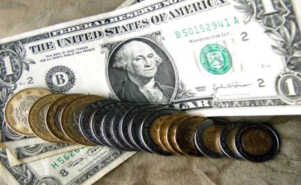 Dólar baja 5 centavos; cierra en 17 pesos