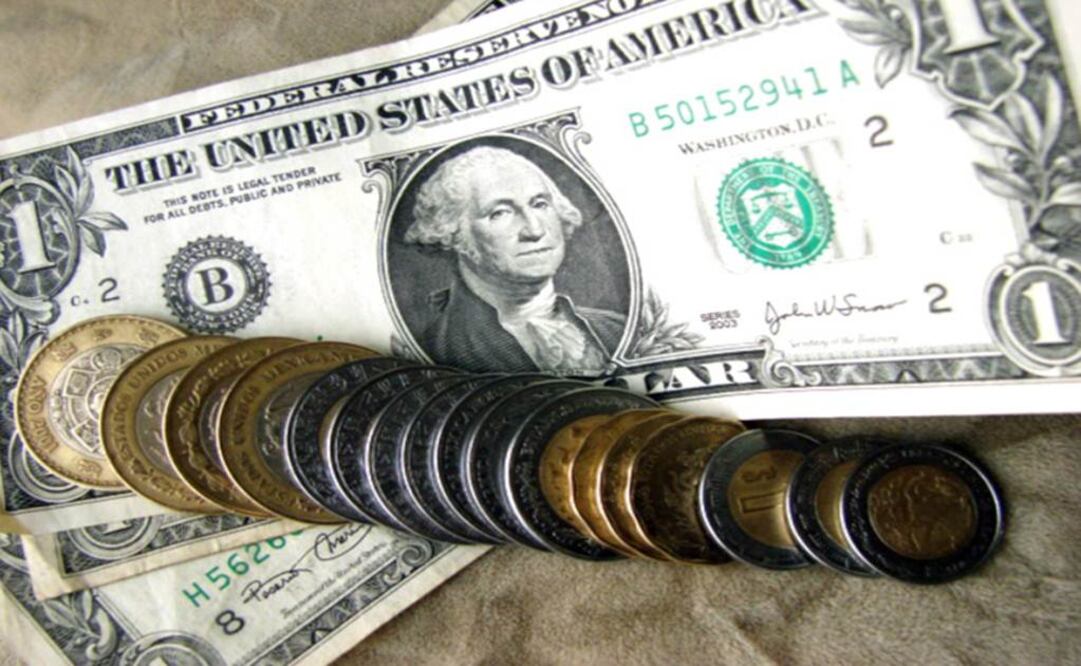 Dólar baja 5 centavos; cierra en 17 pesos