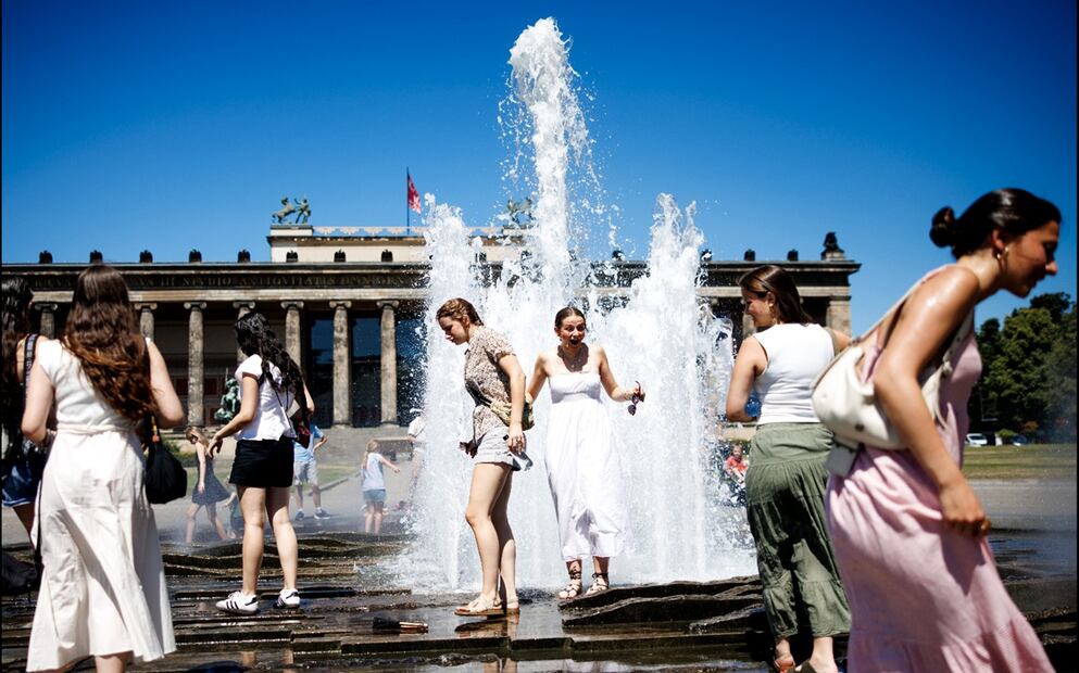 Varias mujeres se refrescan en una fuente en el parque Lustgarten durante un caluroso día en Berlín, Alemania, el miércoles 2 de julio de 2025. El Servicio Meteorológico Alemán advierte de una ola de calor con temperaturas que alcanzarán los 38 grados Celsius en gran parte del país. Foto: EFE