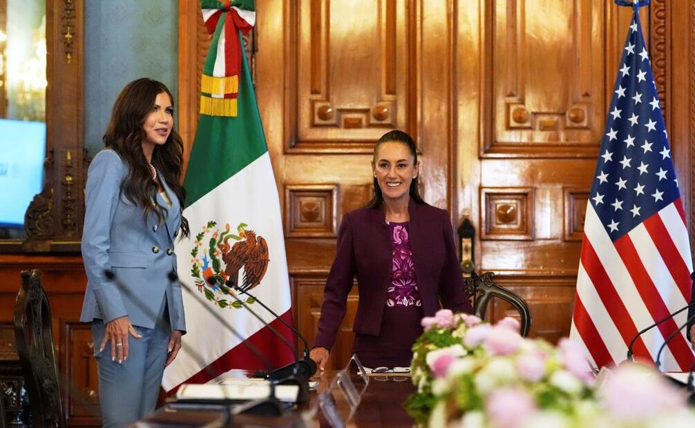 Claudia Sheinbaum sostiene reunión de trabajo con la secretaria del Departamento de Seguridad Nacional de Estados Unidos, Kristi Noem. Foto: AP