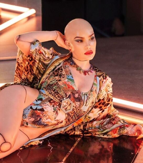 El traje de baño de corte alto de Belinda es el más hot