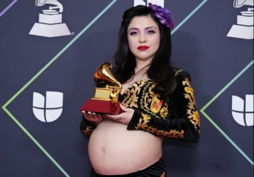 Bebé de Mon Laferte la "acompaña" por primera vez a una alfombra roja