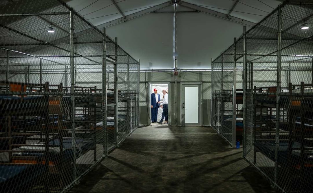Fotografía tomada el 1 de julio de 2025 de la red social X, de la cuenta oficial de la Casa Blanca @WhiteHouse donde aparece el presidente de los Estados Unidos Donald Trump (i) durante una visita al centro de detención migratoria 'Alligator Alcatraz' en Florida (EE.UU.). Una jueza federal estadounidense frenó este jueves la construcción del nuevo centro de detención migratoria mientras analiza una demanda de grupos ambientales contra el sitio, que abrió hace un mes en medio de la zona natural de los Everglades de Florida. Foto: EFE