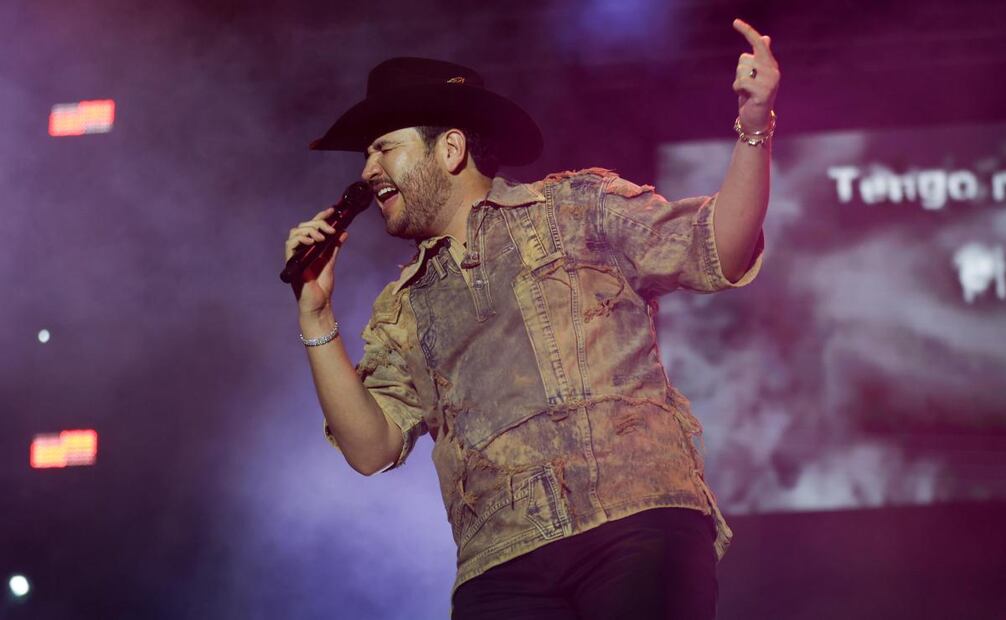 El cantante de música regional mexicana, Edén Muñoz, durante su participación en el Vive Latino en su edición XXV. Foto: Diego Simón Sánchez | El Universal