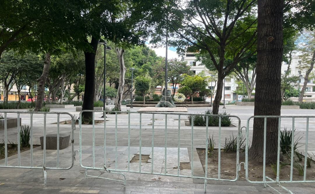 Plaza de la Solidaridad queda vacía tras ceremonia del 19S; comerciantes desconocen si podrán volver. Foto: Rafael García