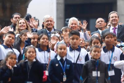 AMLO desayuna con niñas y niños en Palacio Nacional 
