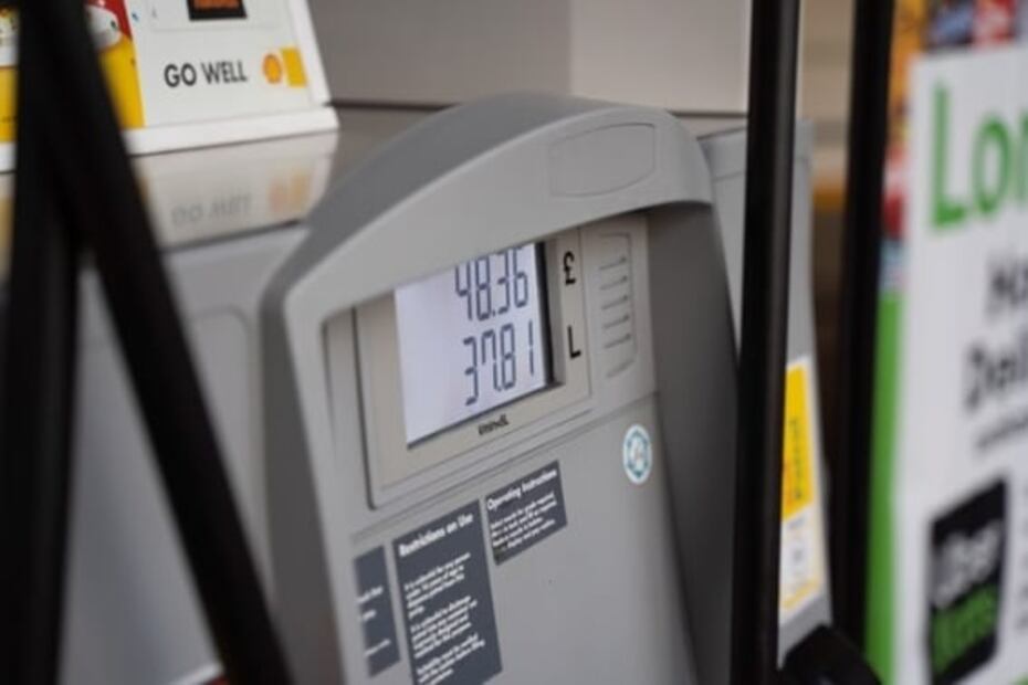 Esta etiqueta en tu auto te dice qué gasolina es la que necesita