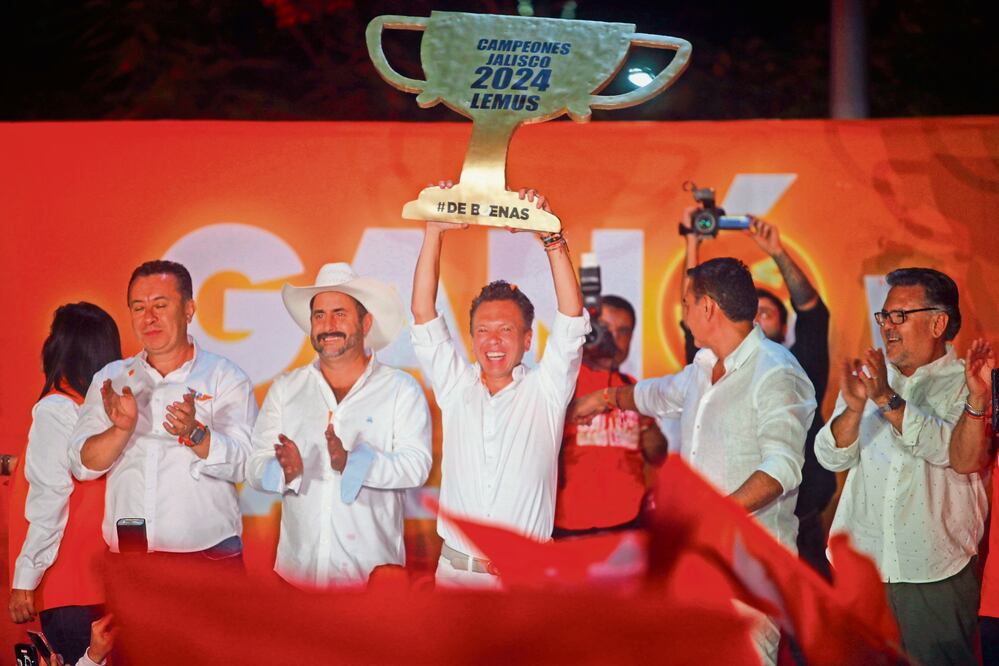 En la glorieta de La Minerva, el candidato de MC, Pablo Lemus, emitió un discurso de triunfo. Foto: Miguel García | El Universal