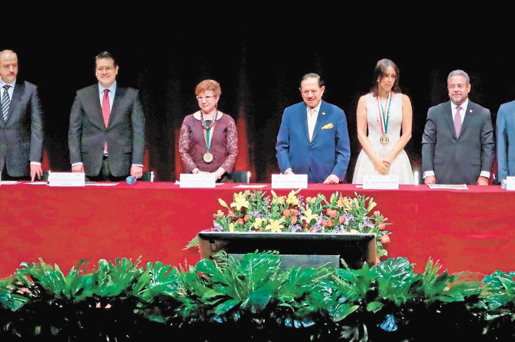 Al recibir el galardón de manos del Licenciado Ealy Ortiz, Margarita Luna Ramos recordó que el poder de la palabra ha conmovido a naciones enteras. (FOTOS: ARIEL OJEDA. EL UNIVERSAL)
