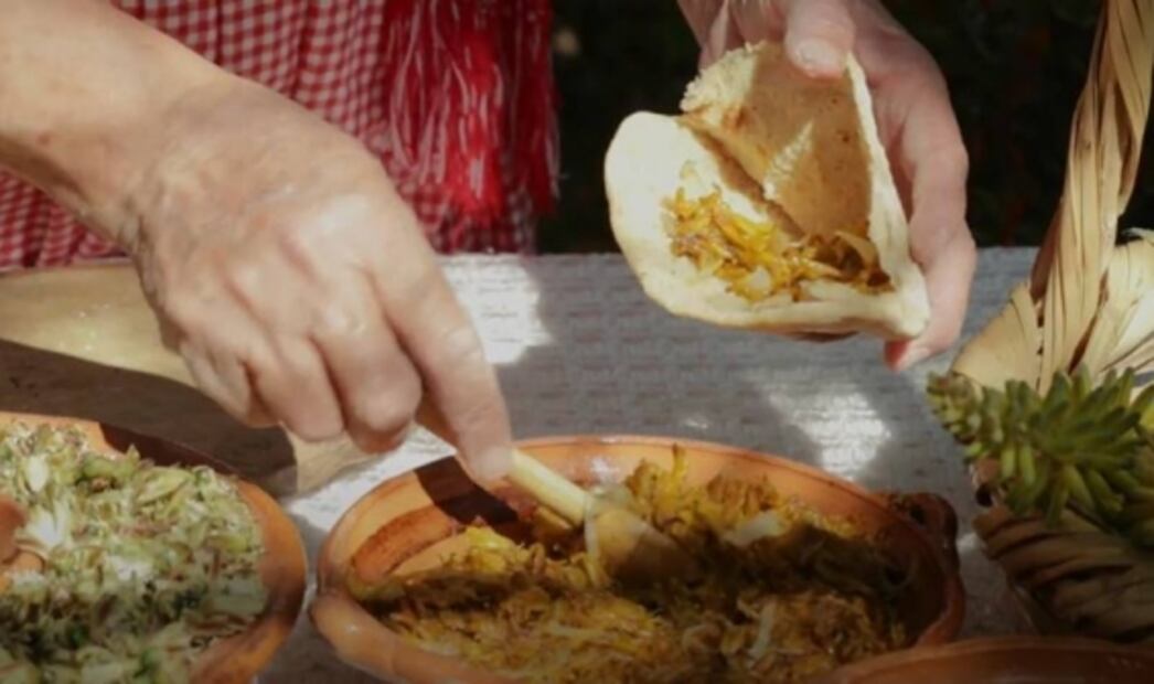 Aprende a elaborar una gordita con flores y salsa de xoconostle