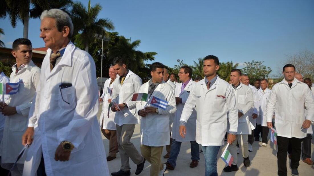 Médicos cubanos son enviados a trabajar al extranjero. Foto: Getty Images 