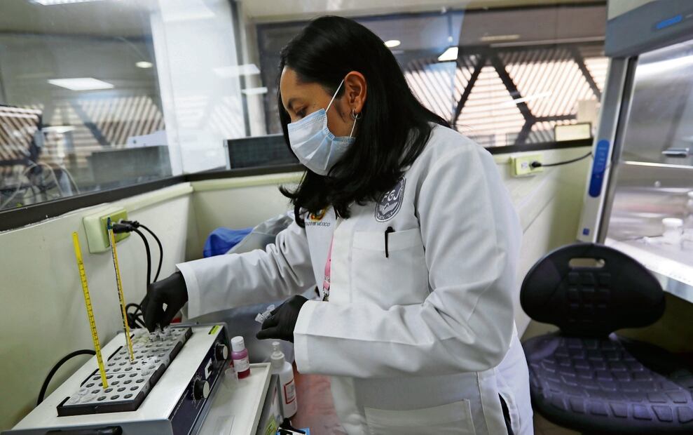 El personal forense trabaja jornadas de 24 a 48 horas, su labor va desde la realización de pruebas genéticas y necropsias, hasta la recuperación de cuerpos. Foto: Jorge Alvarado/El Universal