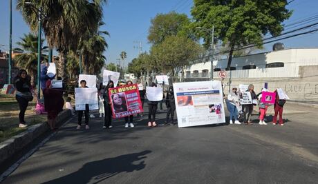 Bloquean Avenida Tláhuac por joven desaparecida; exigen avances en la investigación