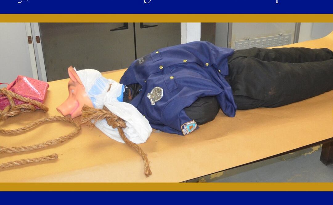 Buscan a quien colgó de un puente a maniquí de con cartel del KKK en Florida (Foto: Twitter) 