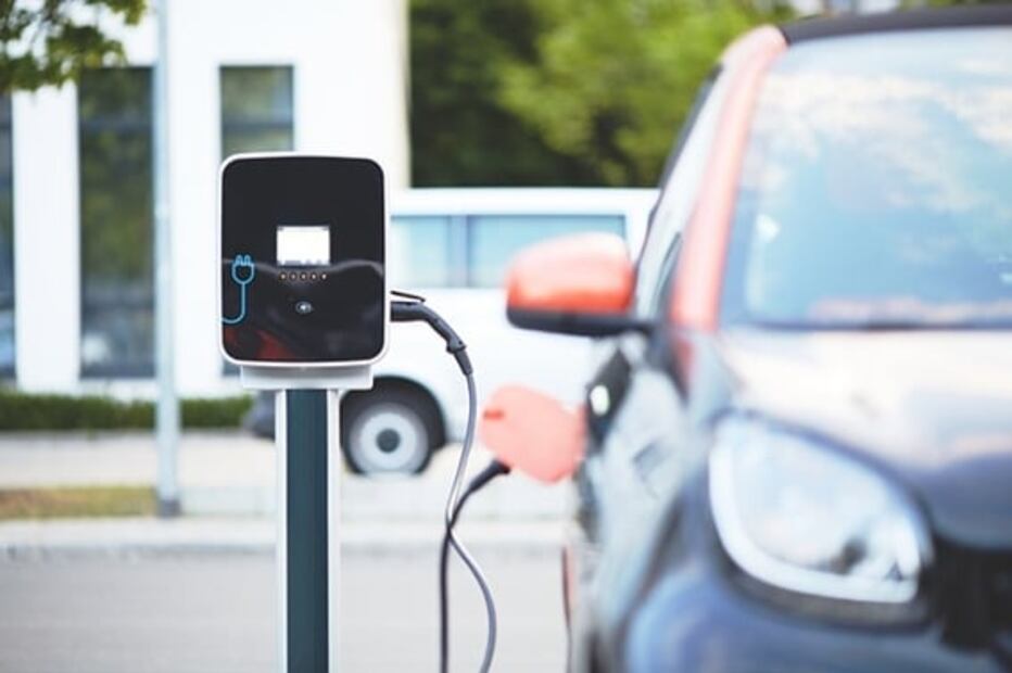 Cuál es la diferencia entre los autos eléctricos y los híbridos