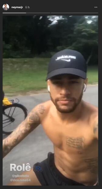 Neymar da un paseo en bicicleta tras dejar las muletas 