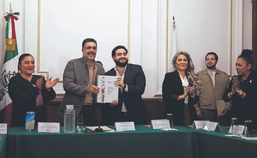 El presidente de la Mesa Directiva del Congreso capitalino, Jesús Sesma Suárez, recibió el Paquete Económico para el Ejercicio Fiscal 2026 de manos del secretario de Administración y Finanzas, Juan Pablo de Botton. Foto: de Carlos Mejía. El Universal