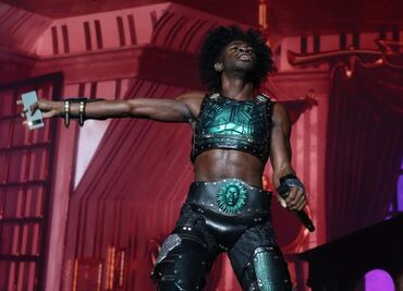 Excéntrico y sensual, Lil Nas X hizo vibrar al Corona